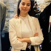 Estudiante de derecho da clases a niños de repaso y apoyo de primaria